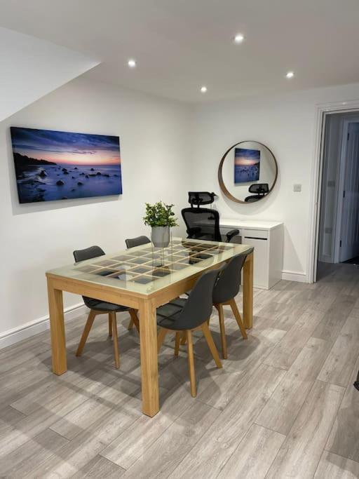 Maisy Lodge - Two Bed Lux Flat - Parking, Netflix, Wifi - Close To Blenheim Palace & Oxford - F2 Kidlington Exterior foto