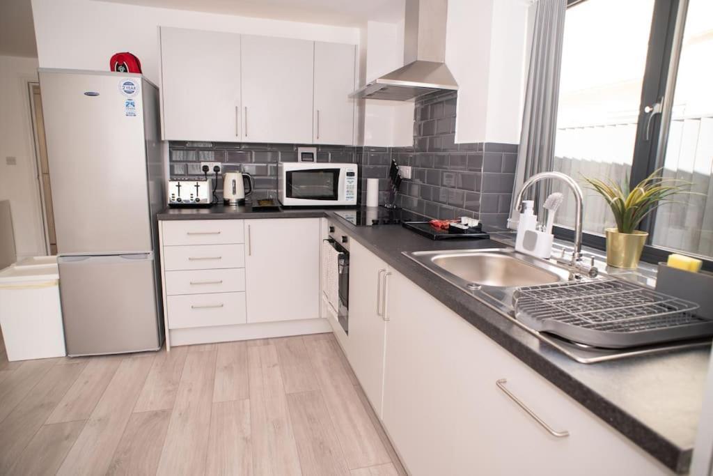Maisy Lodge - Two Bed Lux Flat - Parking, Netflix, Wifi - Close To Blenheim Palace & Oxford - F2 Kidlington Exterior foto