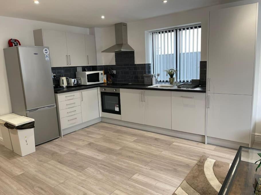Maisy Lodge - Two Bed Lux Flat - Parking, Netflix, Wifi - Close To Blenheim Palace & Oxford - F2 Kidlington Exterior foto