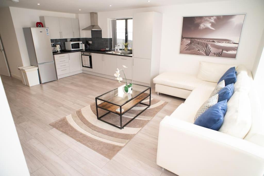 Maisy Lodge - Two Bed Lux Flat - Parking, Netflix, Wifi - Close To Blenheim Palace & Oxford - F2 Kidlington Exterior foto