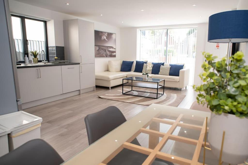 Maisy Lodge - Two Bed Lux Flat - Parking, Netflix, Wifi - Close To Blenheim Palace & Oxford - F2 Kidlington Exterior foto